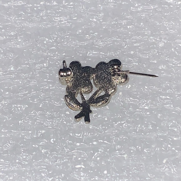 Beautiful & Dainty Rhinestone Floral Brooch Pin - Picture 12 of 16